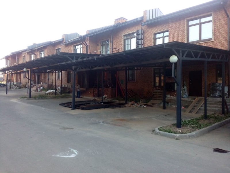 Односкатный навес у таун хауса